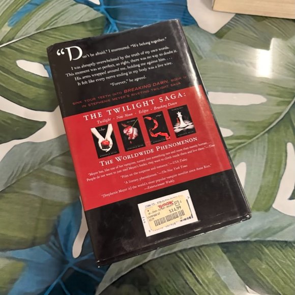 Best Selling Book "Breaking Dawn" by Stephanie Meyer - Picture 2 of 2